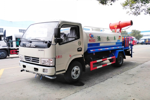 東風(fēng)小多利卡綠化噴灑車(4.5立方、30米霧炮機(jī))